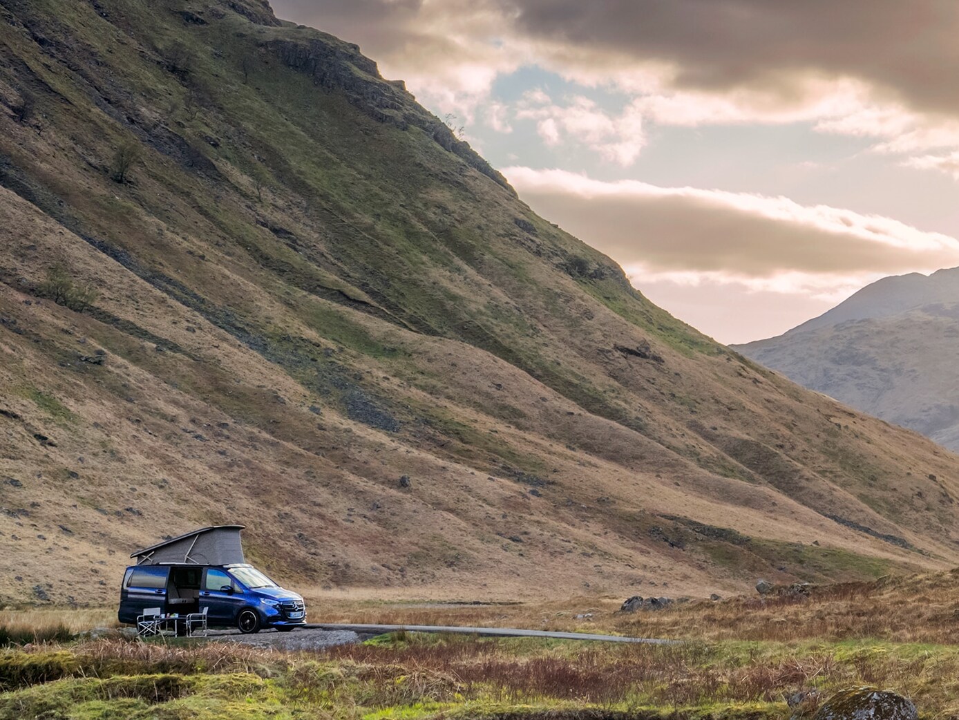 Mercedes‑Benz Marco Polo autocamper i et dramatisk bjerglandskab med fokus på friheden ved at eje en autocamper, udendørs eventyr og luksuriøs komfort på rejsen.