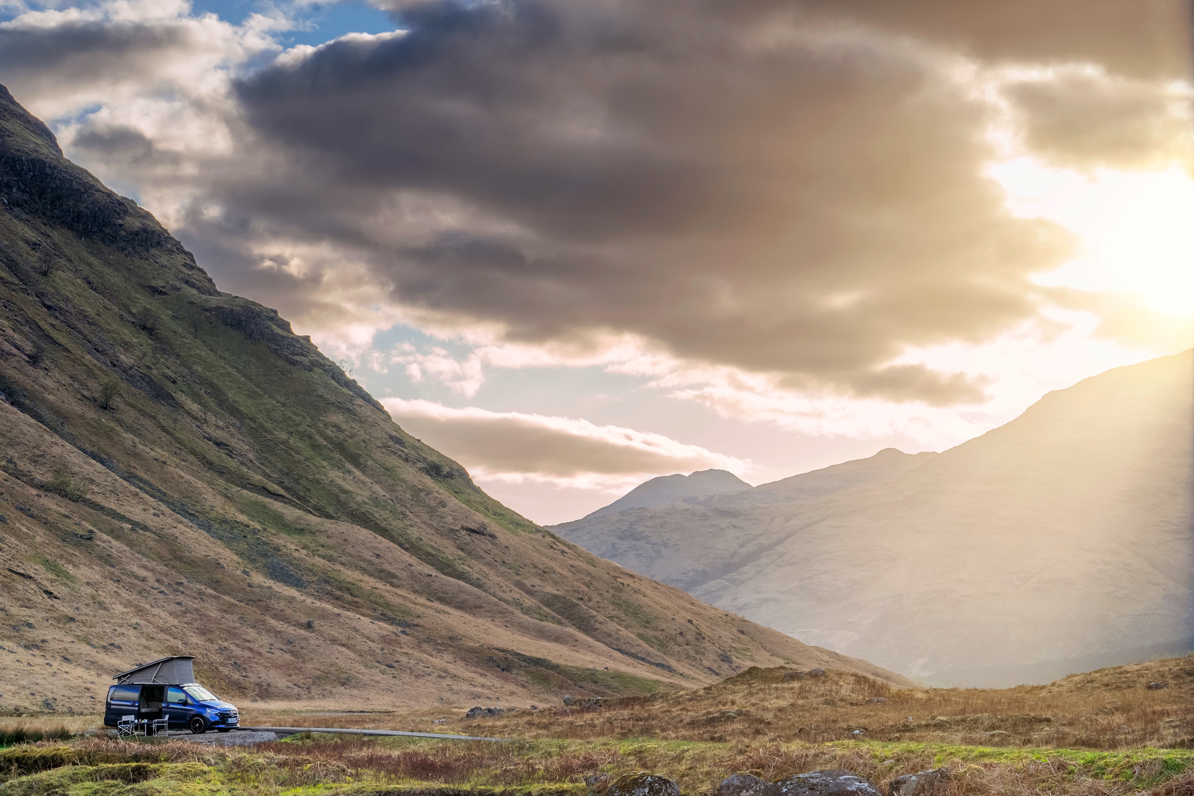 Marco Polo i bjergene | Marco Polo World | Mercedes-Benz Mercedes‑Benz Marco Polo autocamper i et dramatisk bjerglandskab med fokus på friheden ved at eje en autocamper, udendørs eventyr og luksuriøs komfort på rejsen.