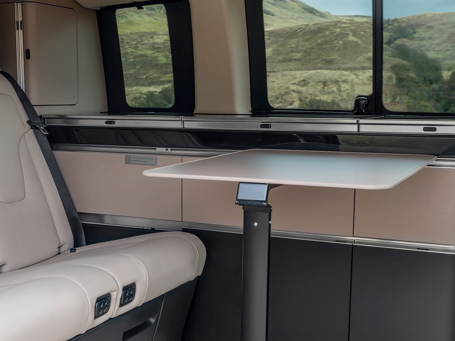 Mercedes-Benz Marco Polo kabinen med klapbord og fleksibelt opholdsrum.