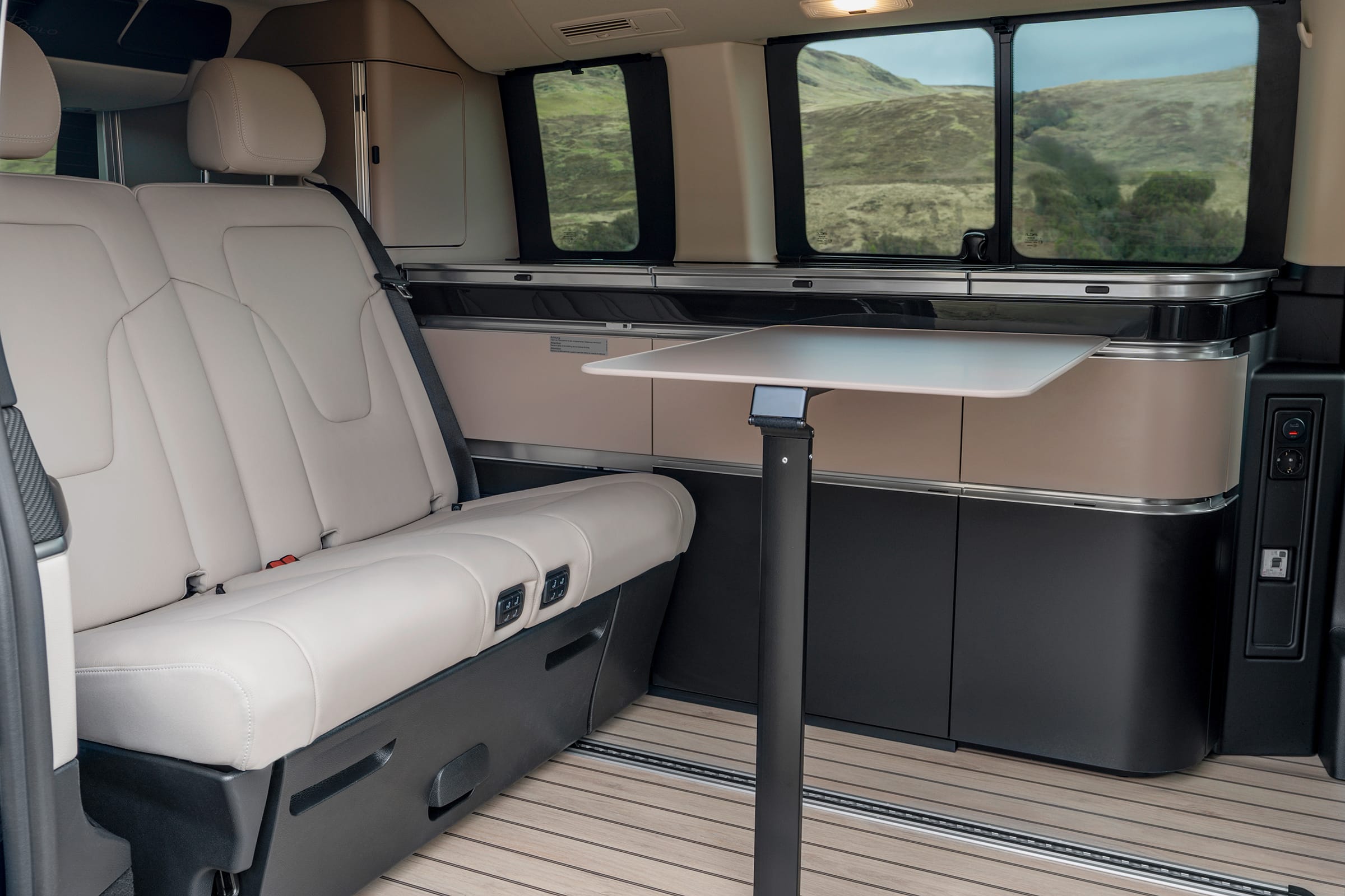 Klapbord | Marco Polo World | Mercedes-Benz Mercedes-Benz Marco Polo kabinen med klapbord og fleksibelt opholdsrum.