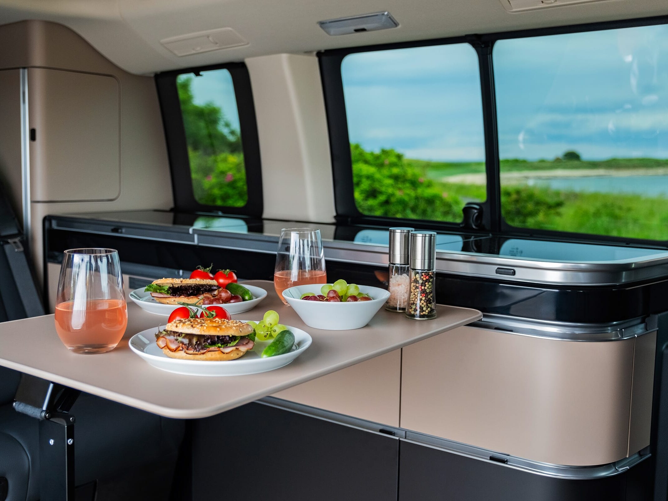 Mercedes-Benz Marco Polo autocamperens køkken med integreret gaskomfur, vask og luksuriøst køkkendesign til bekvem madlavning på rejsen.