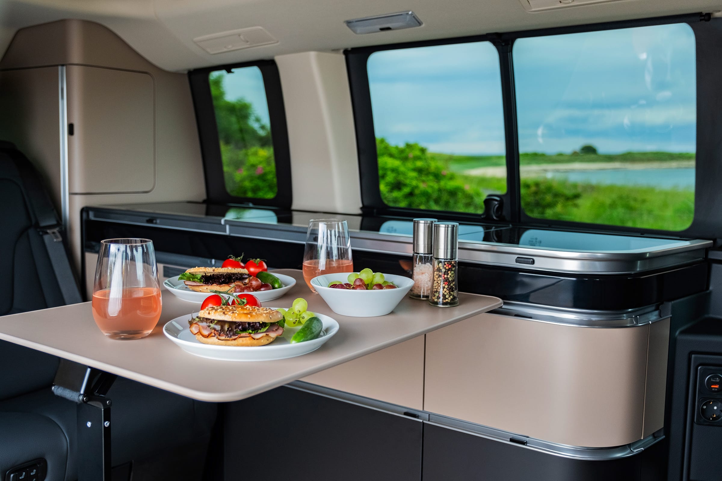 Marco Polo køkkenområde | Marco Polo World | Mercedes-Benz Mercedes-Benz Marco Polo autocamperens køkken med integreret gaskomfur, vask og luksuriøst køkkendesign til bekvem madlavning på rejsen.