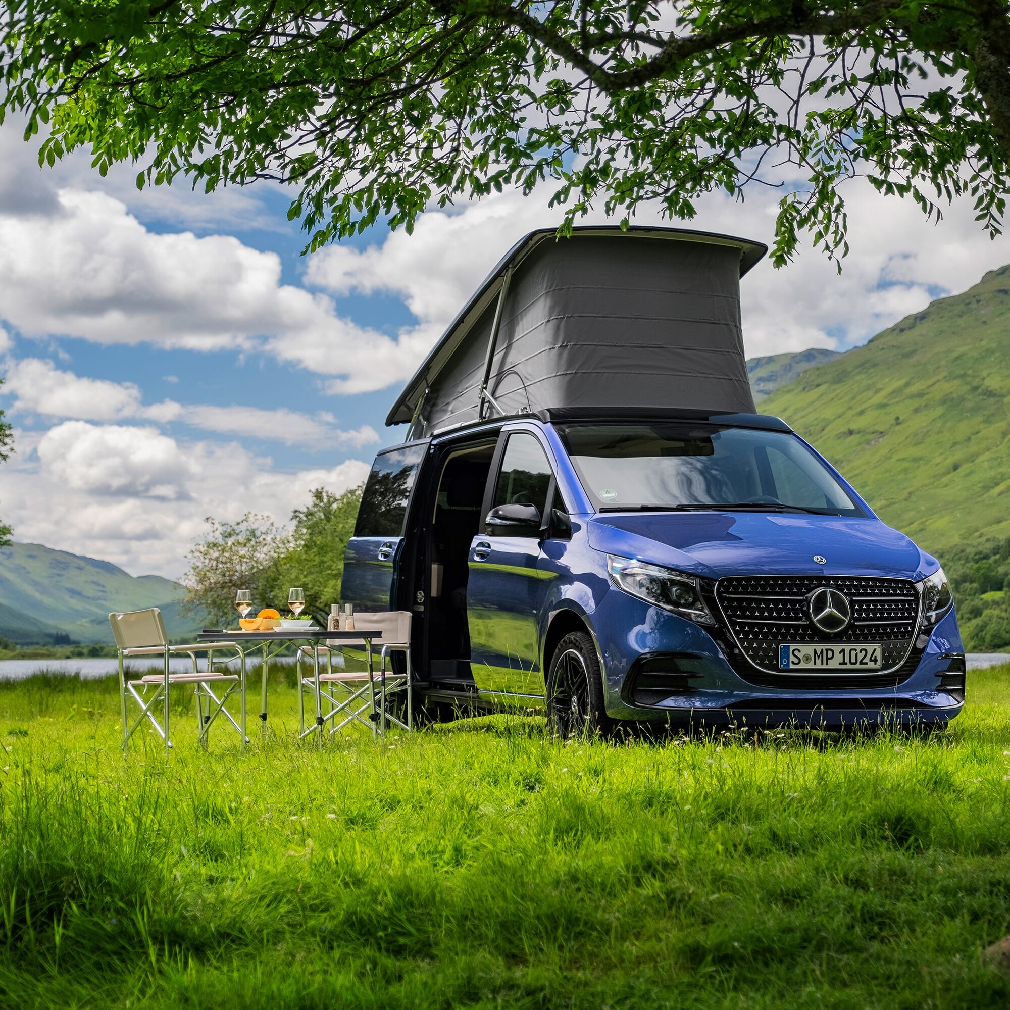 Mercedes-Benz Marco Polo udstillet på et populært rejsemål, hvor stilfuldt design er kombineret med alsidige muligheder for luksuriøs og alsidig rejse og camping.