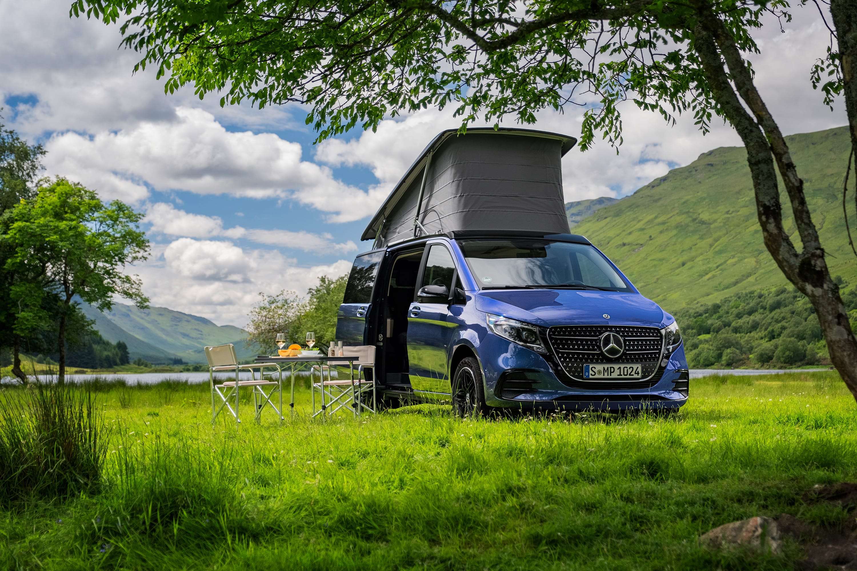 Tid for to | Marco Polo World | Mercedes-Benz Mercedes-Benz Marco Polo udstillet på et populært rejsemål, hvor stilfuldt design er kombineret med alsidige muligheder for luksuriøs og alsidig rejse og camping.