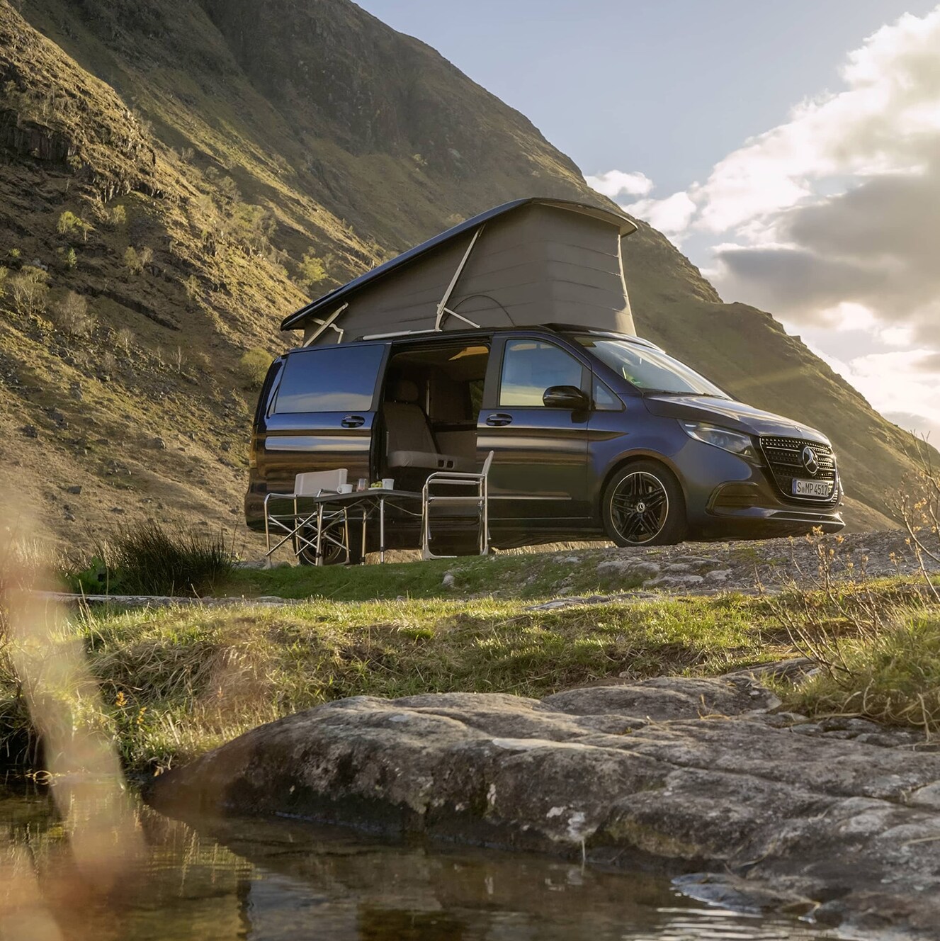 Mercedes-Benz Marco Polo autocamper med vippetag i et smukt bjerglandskab
