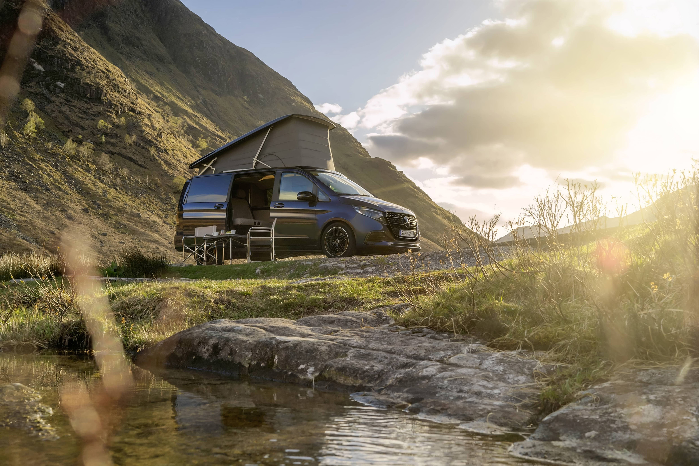 Marco Polo | Marco Polo World | Mercedes-Benz Mercedes-Benz Marco Polo autocamper med vippetag i et smukt bjerglandskab