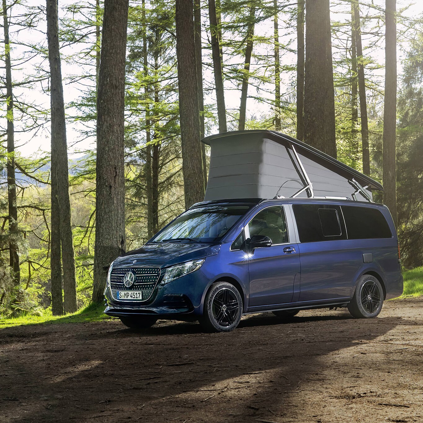 Mercedes-Benz Marco Polo autocamper med vippetag, der er klar til udendørs eventyr og overnatning i naturen.