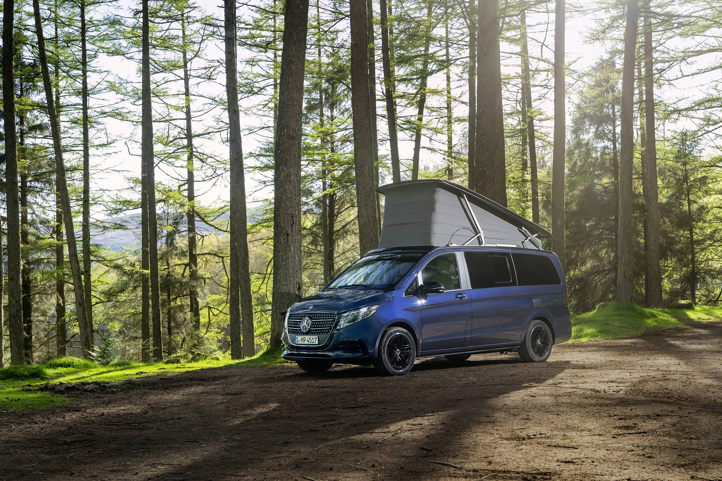 Frihed efter behov | Marco Polo World | Mercedes-Benz Mercedes-Benz Marco Polo autocamper med vippetag, der er klar til udendørs eventyr og overnatning i naturen.