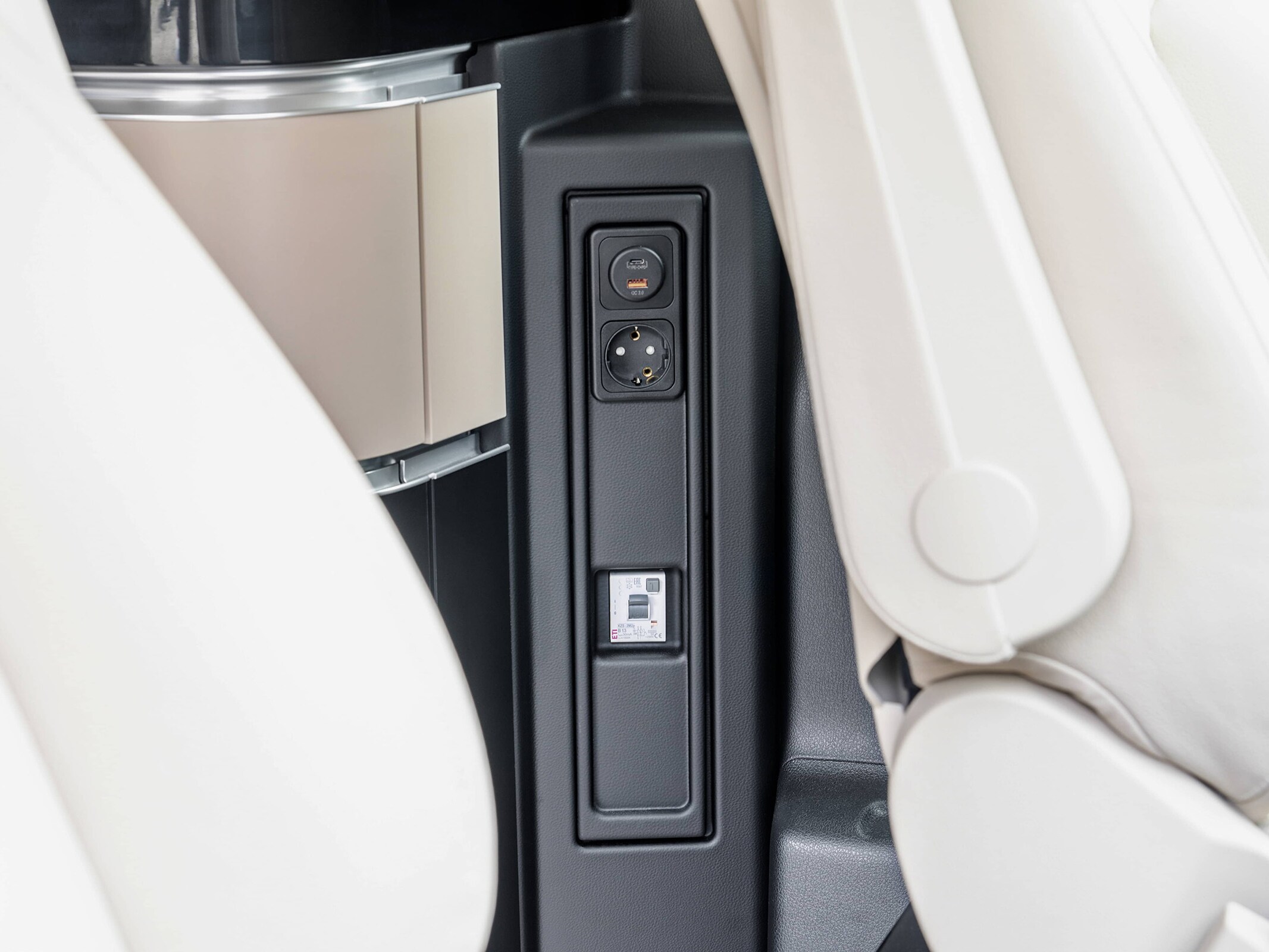 Mercedes-Benz Marco Polo 230 V- og 12 V-stikkontakter samt USB-ladetilslutning.
