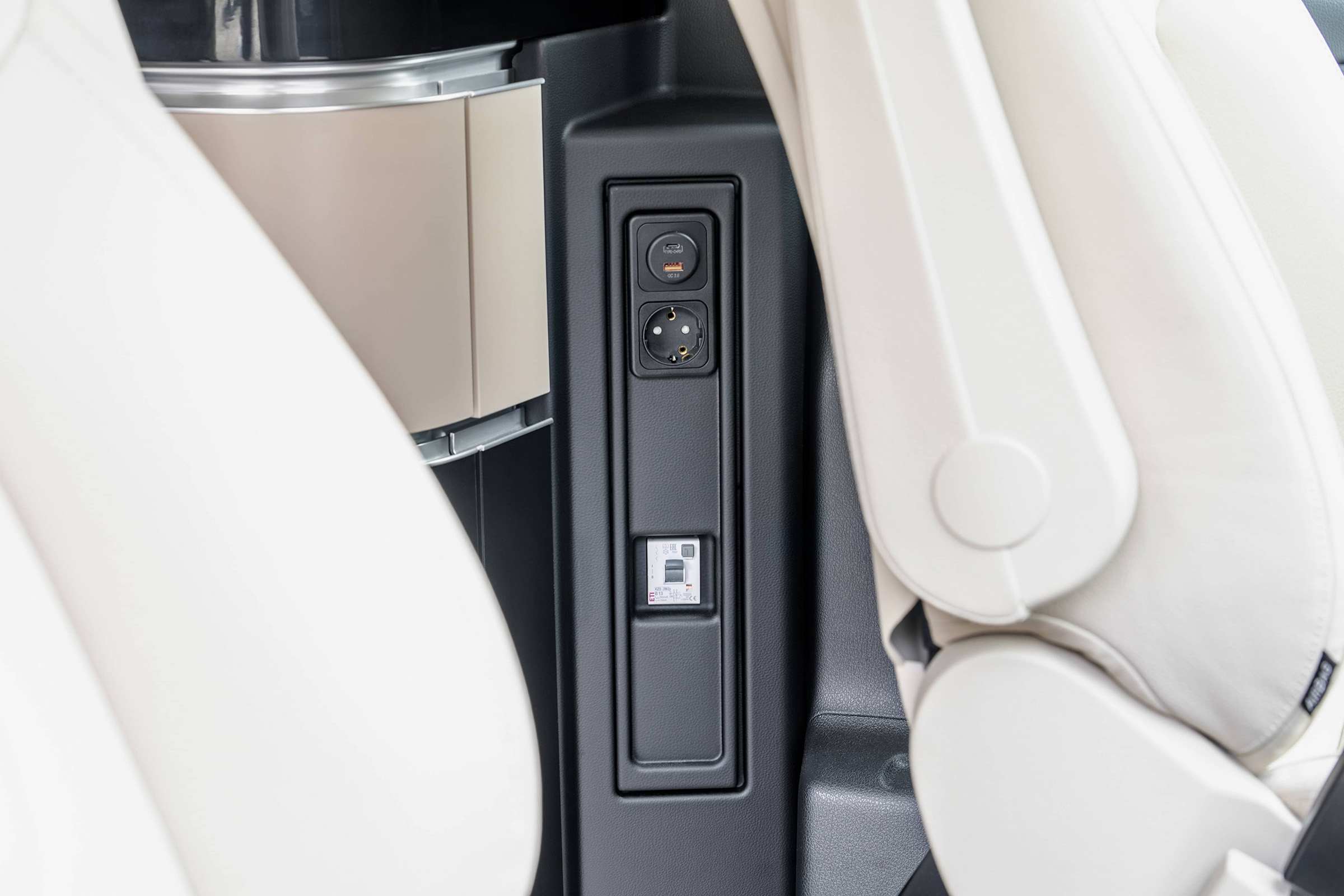Marco Polo 230 V- og 12 V-stikkontakter | Marco Polo World | Mercedes-Benz Mercedes-Benz Marco Polo 230 V- og 12 V-stikkontakter samt USB-ladetilslutning.
