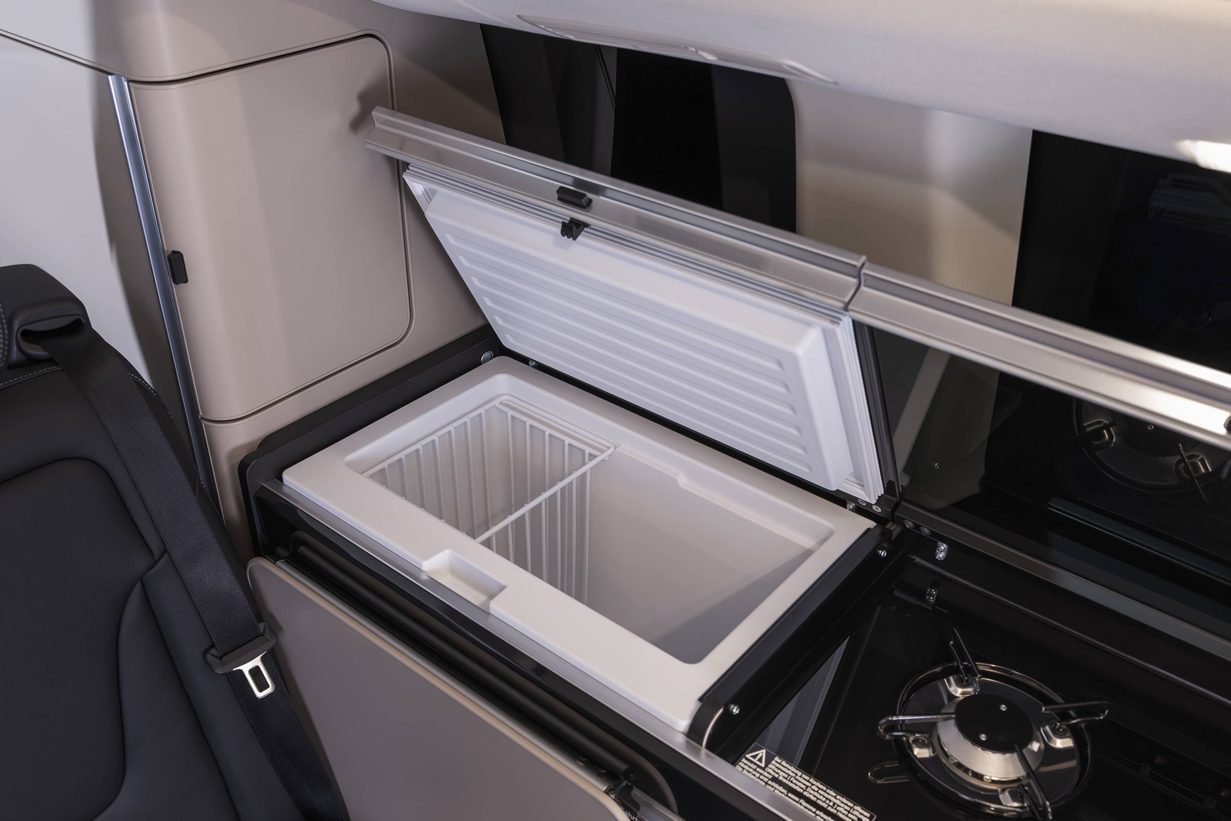 40 liter volumen | Marco Polo World | Mercedes-Benz Mercedes-Benz Marco Polo autocamper med praktisk opbevaringsplads til længere køreture.