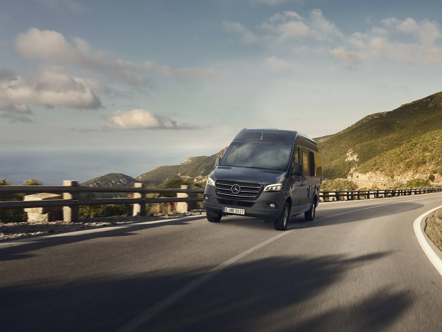 En kørende Mercedes-Benz Sprinter autocamper med udsøgt komfort