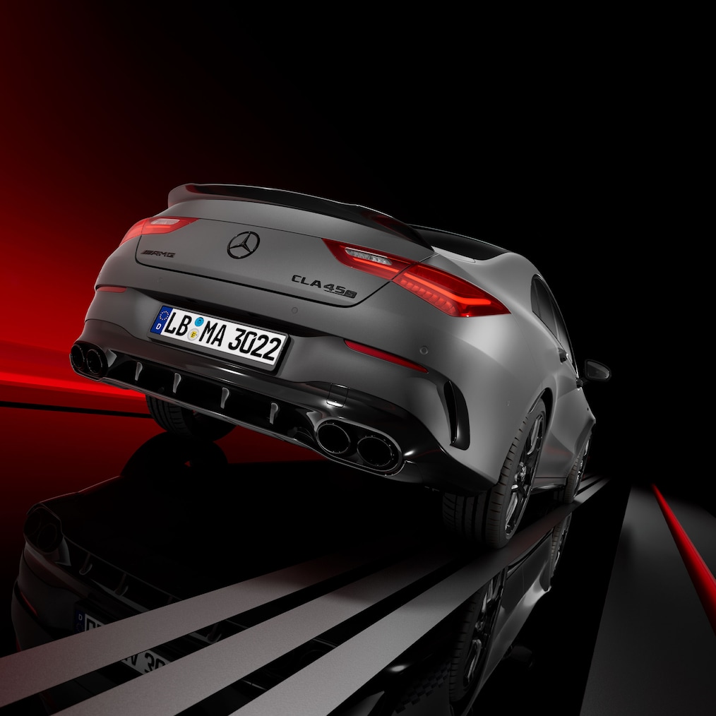 En Mercedes-AMG CLA 45 S 4MATIC+ Coupé set forfra.