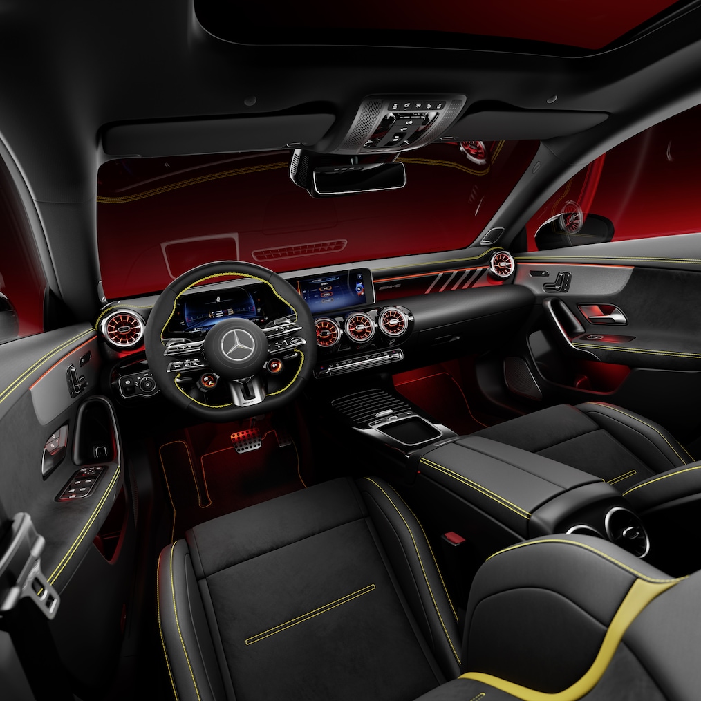 Mercedes-AMG CLA Coupé interiøret med AMG Performance sæder og AMG Performance rat.
