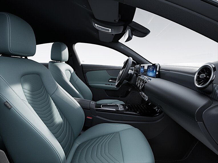 Mercedes-Benz CLA coupé med udstyrslinjen Progressive i kabinen.