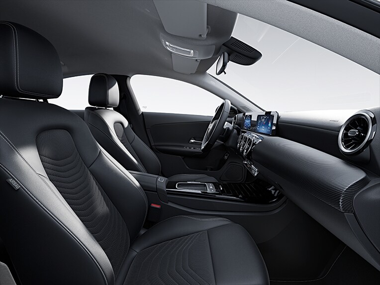Mercedes-Benz CLA coupé med standardudstyr i kabinen.