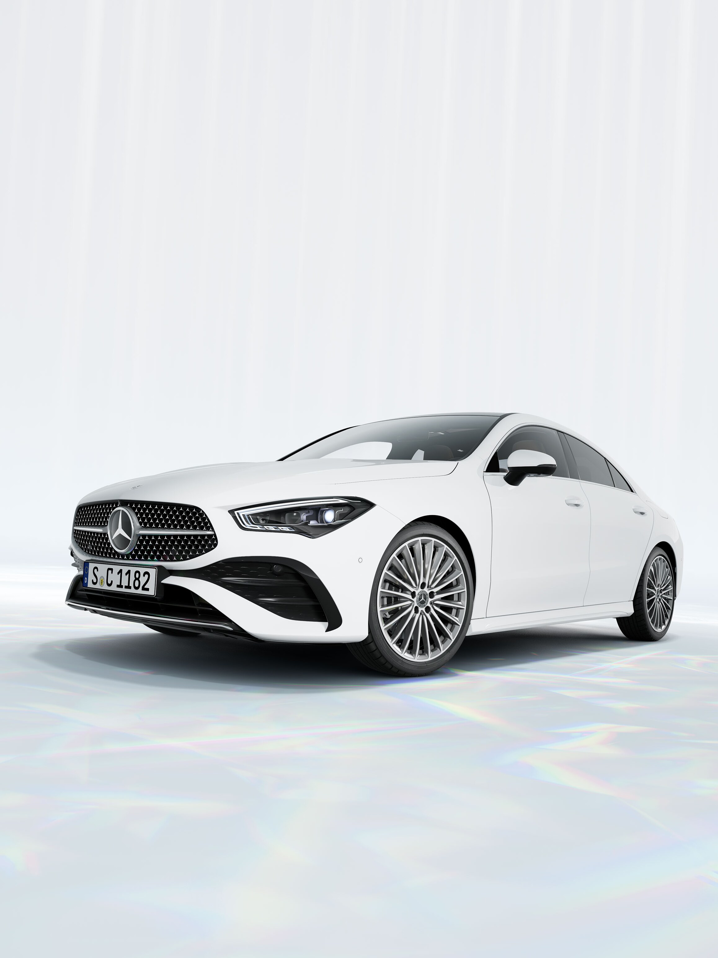 Hvid Mercedes-Benz CLA Coupé set skråt forfra