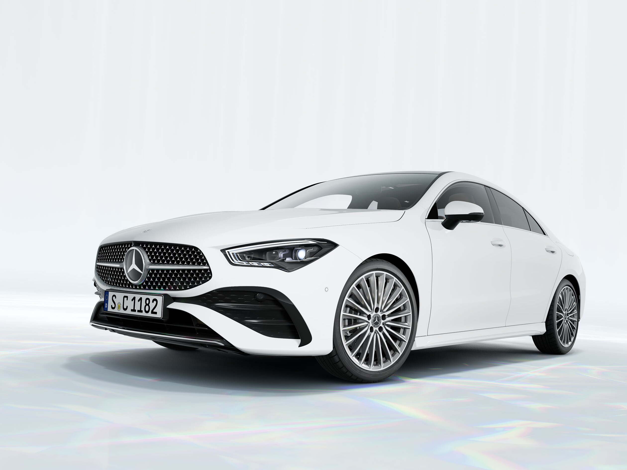 Hvid Mercedes-Benz CLA Coupé set skråt forfra