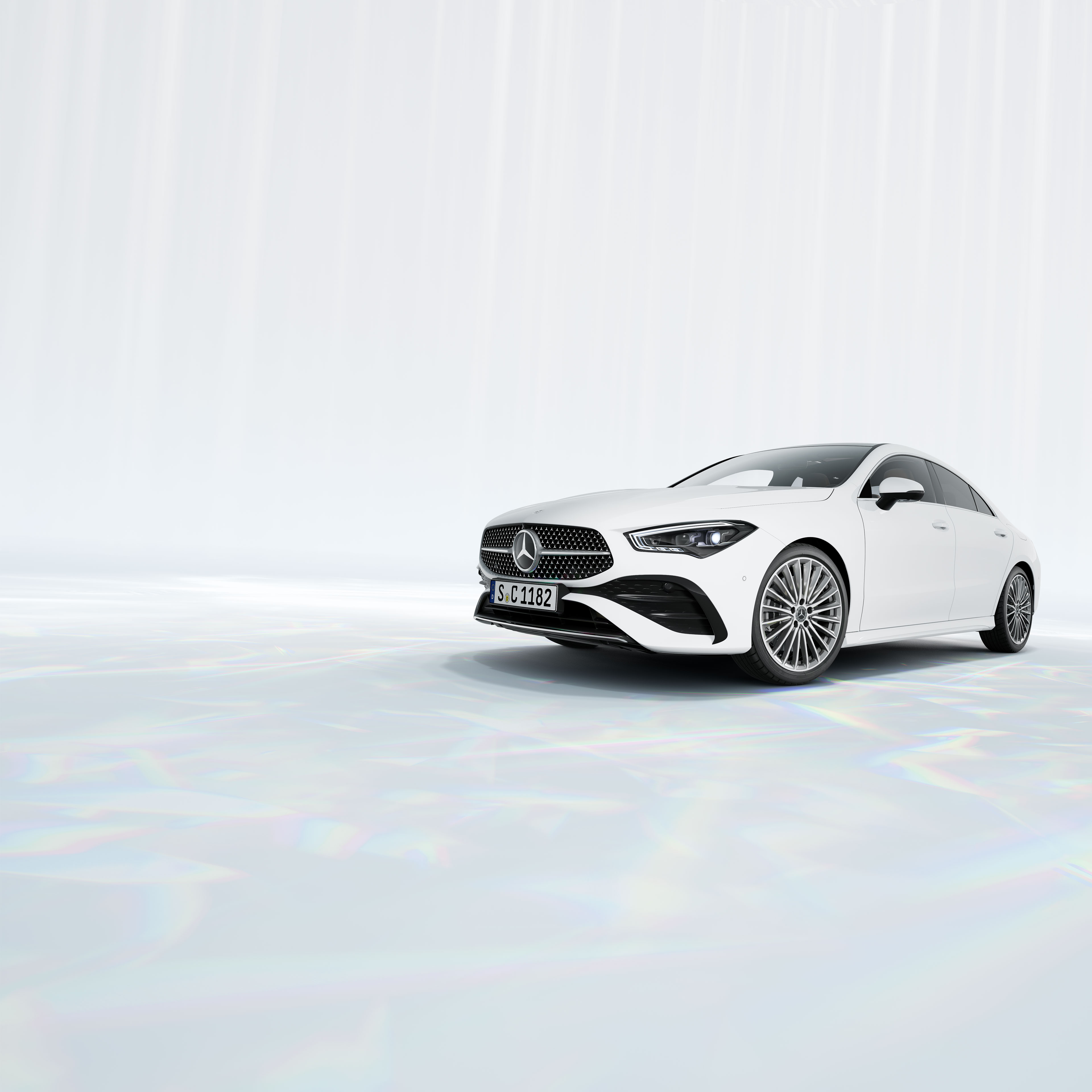 Mercedes-Benz Coupé | Prislister Hvid Mercedes-Benz CLA Coupé set skråt forfra