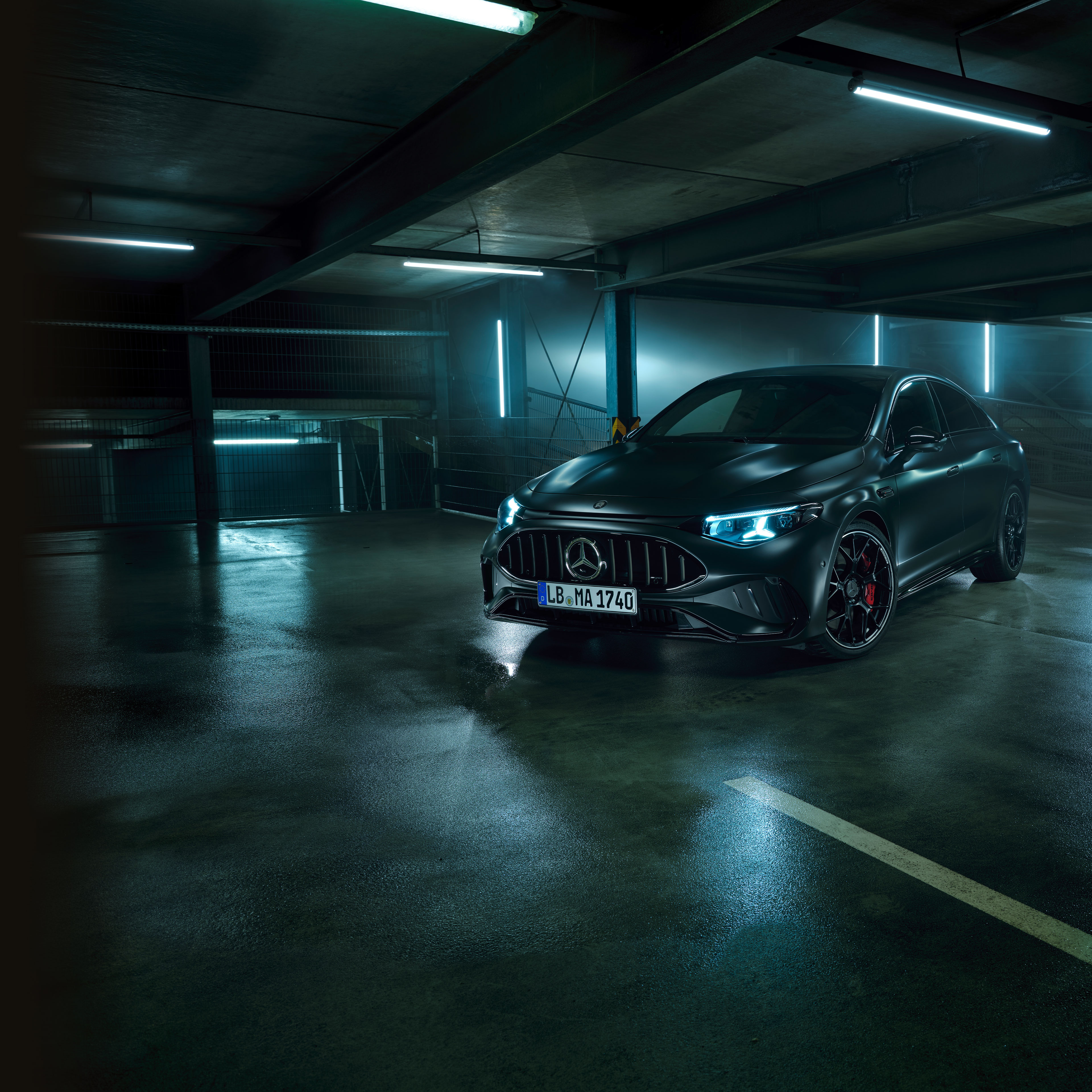 En Mercedes-AMG CLA 45 4MATIC+ electric i svagt oplyst parkeringskælder