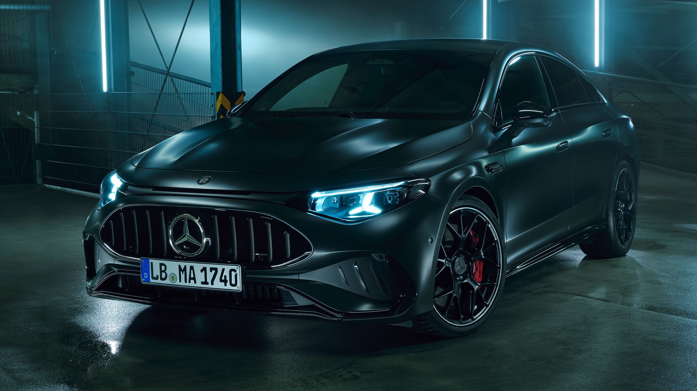En Mercedes-AMG CLA 45 4MATIC+ electric i svagt oplyst parkeringskælder