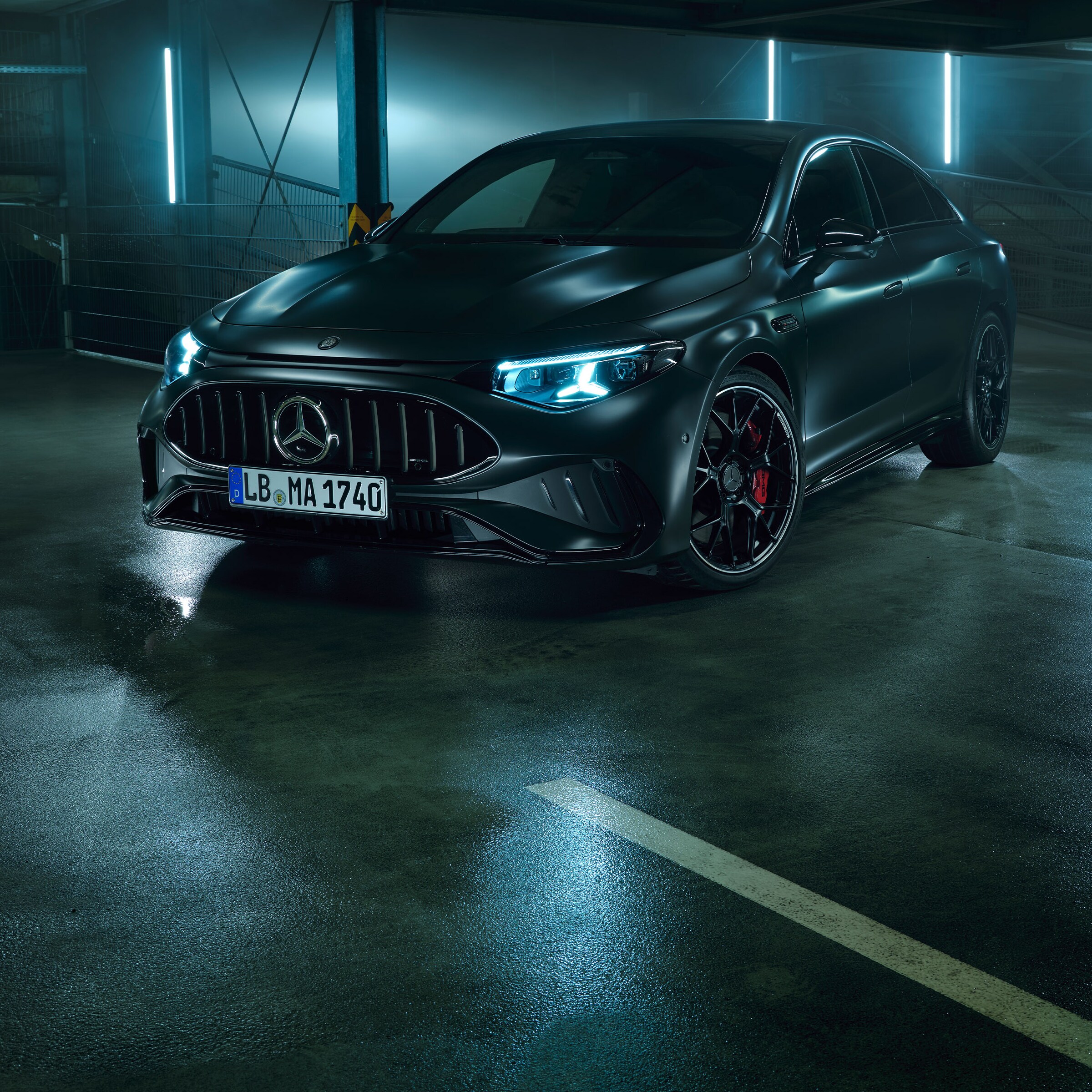 En Mercedes-AMG CLA 45 4MATIC+ electric i svagt oplyst parkeringskælder