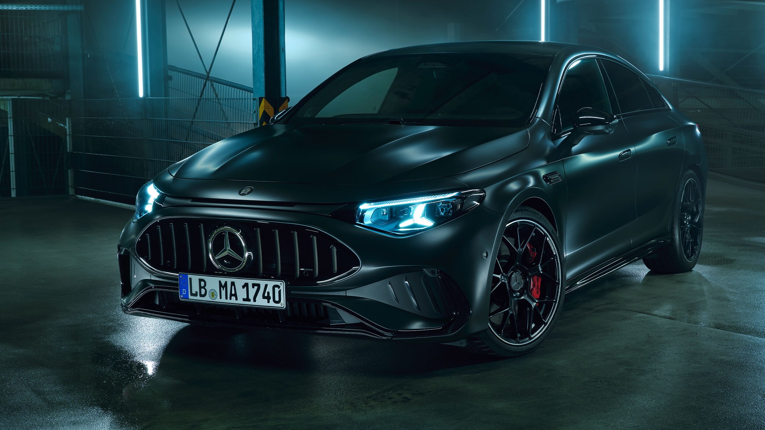 En Mercedes-AMG CLA 45 4MATIC+ electric i svagt oplyst parkeringskælder