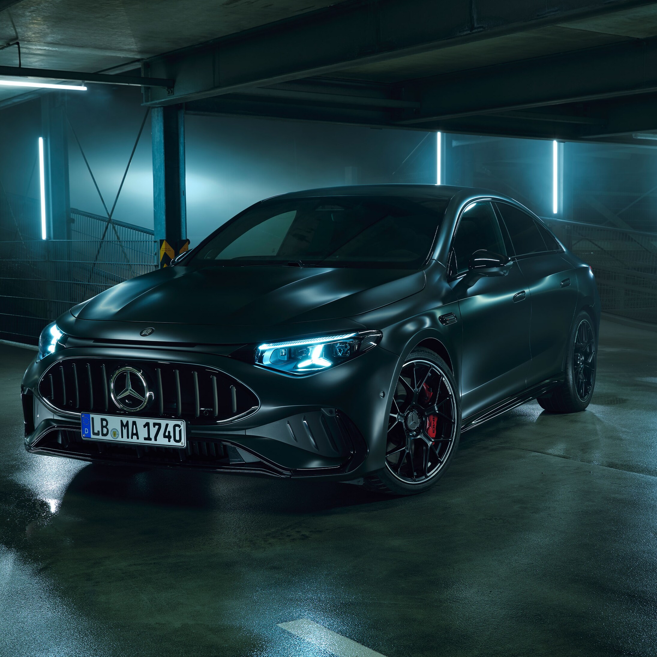 En Mercedes-AMG CLA 45 4MATIC+ electric i svagt oplyst parkeringskælder