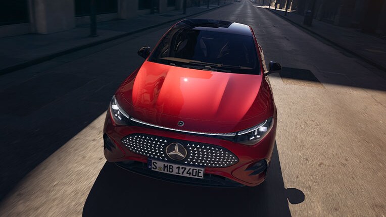 En rød Mercedes-Benz CLA with EQ Technology set direkte forfra