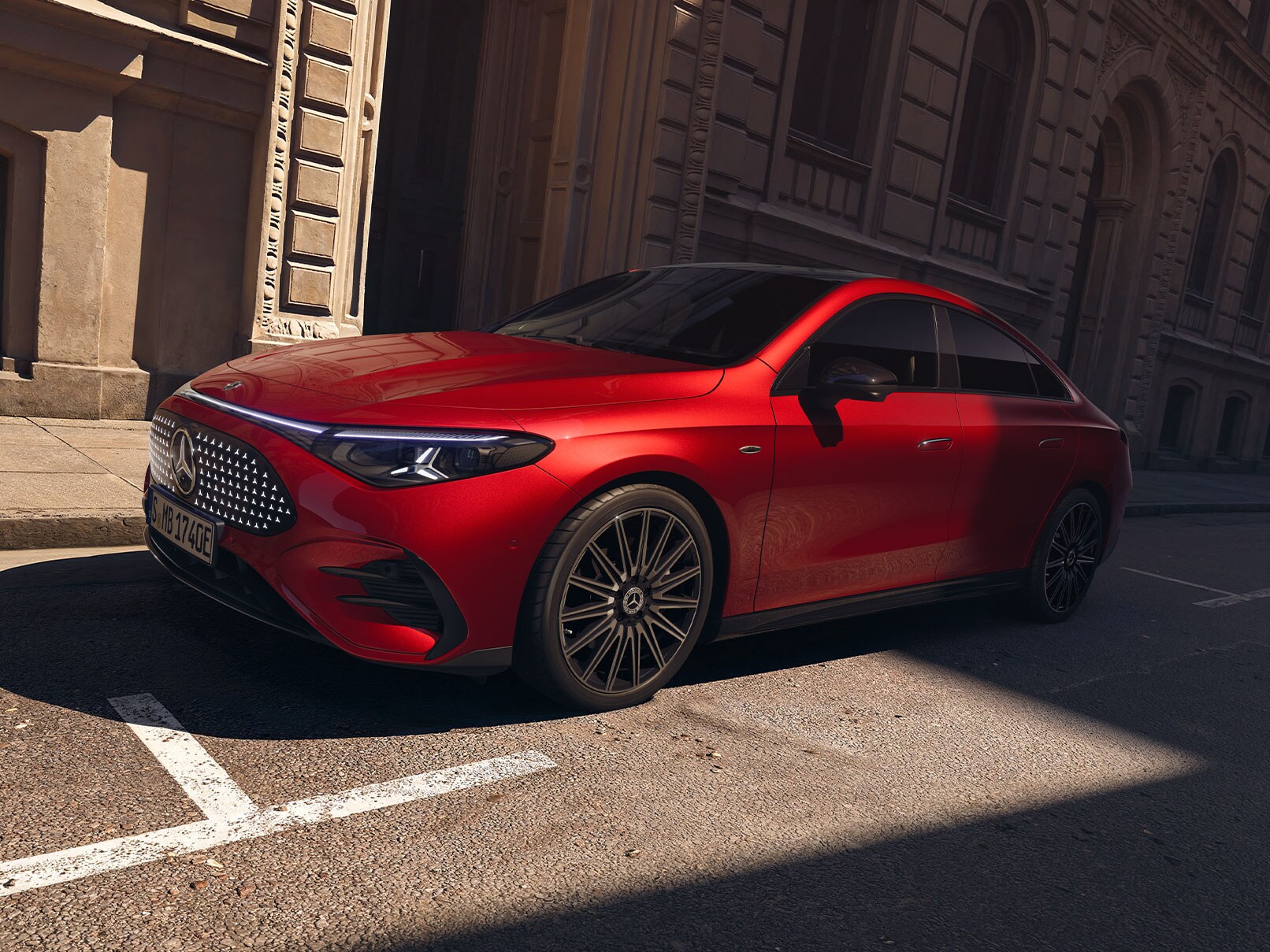 Vinklet foto af rød Mercedes-Benz CLA with EQ Technology parkeret på gaden