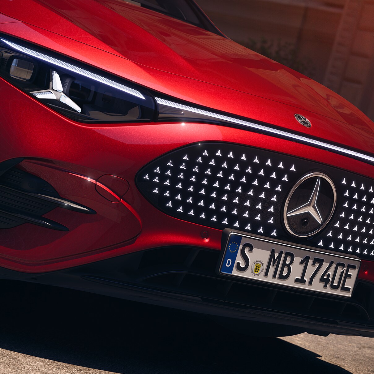 Fronten af fuldelektrisk rød CLA Sedan eller Shooting Brake