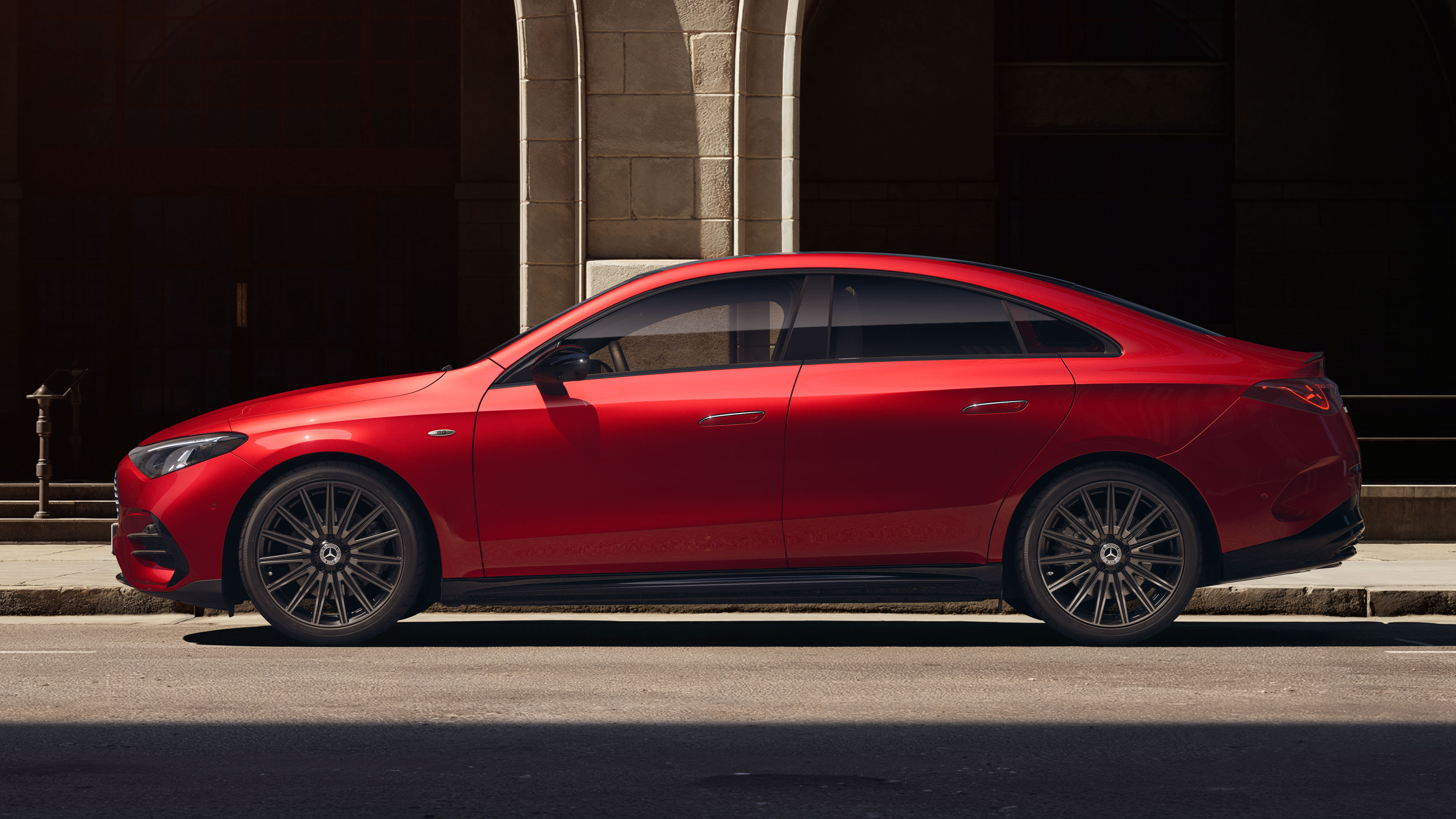 De helt nye fuldelektriske CLA og CLA Shooting Brake | Advance Edition Close up af rød Mercedes-Benz CLA with EQ Technology parkeret ved kantsten