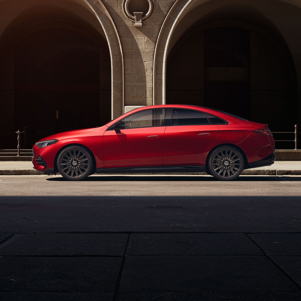 Panoramataget på Mercedes-Benz CLA C174 set skråt forfra med en lidt forhøjet synsvinkel.