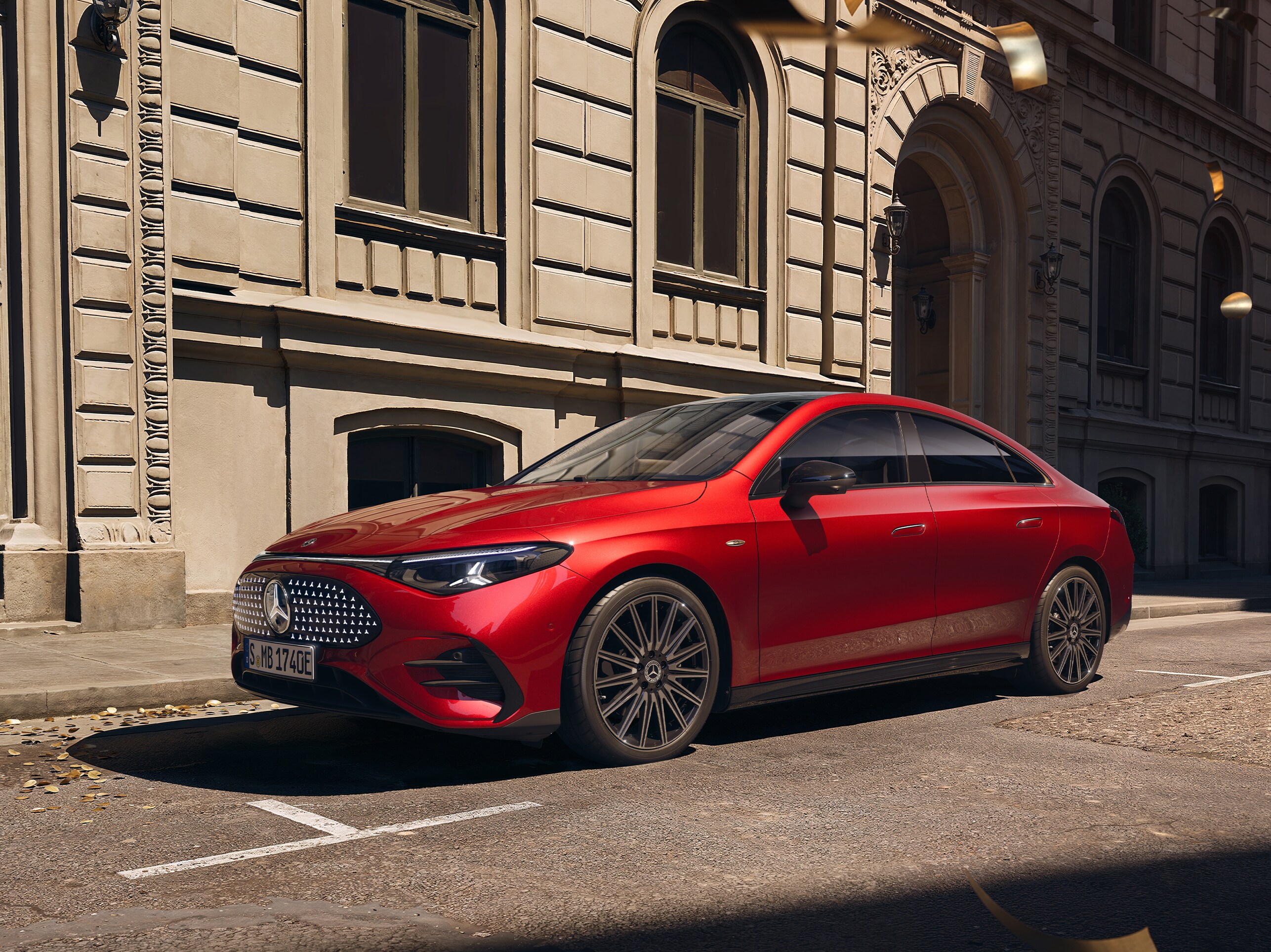 Rød elektrisk CLA fra Mercedes-Benz holder parkeret på gaden i en storby.