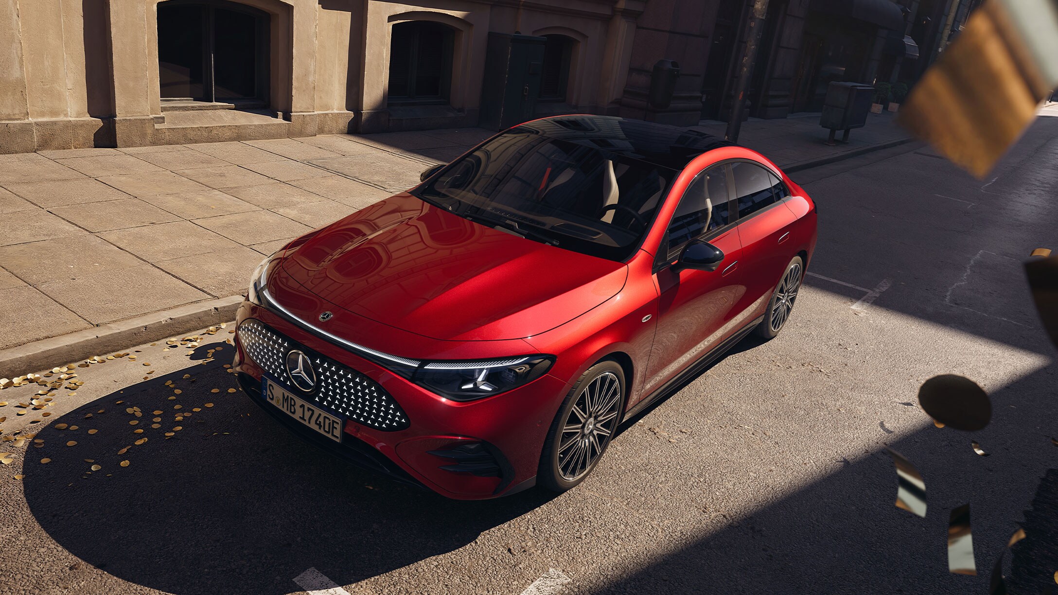 En rød Mercedes-Benz CLA with EQ Technology parkeret ved fortovskanten