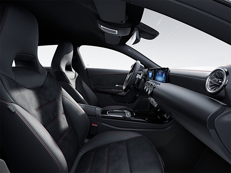 Mercedes-Benz CLA Shooting Brake med AMG Line i kabinen.