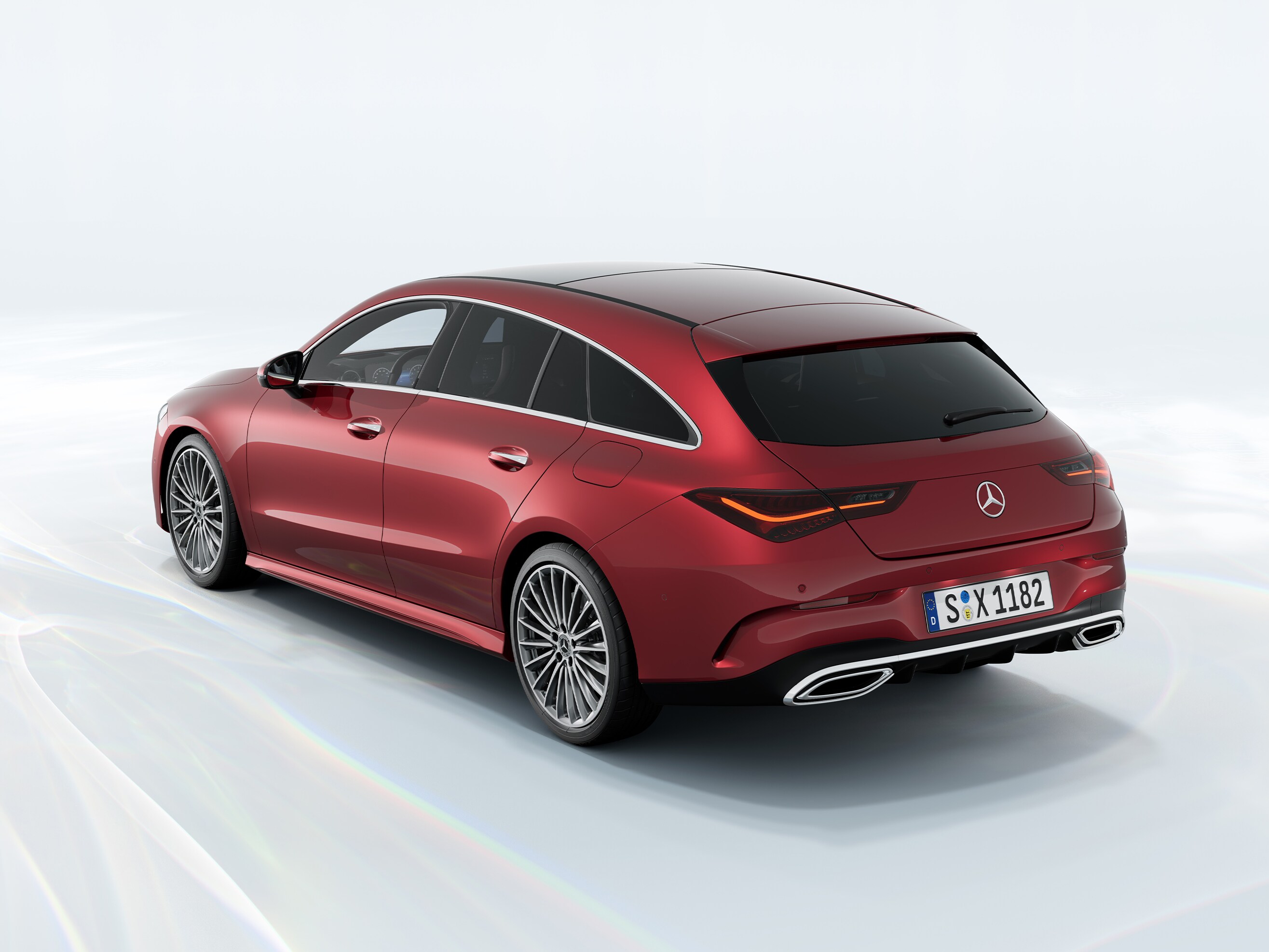 Stationcar fra Mercedes-Benz set skråt bagfra – elegant og rummelig bil