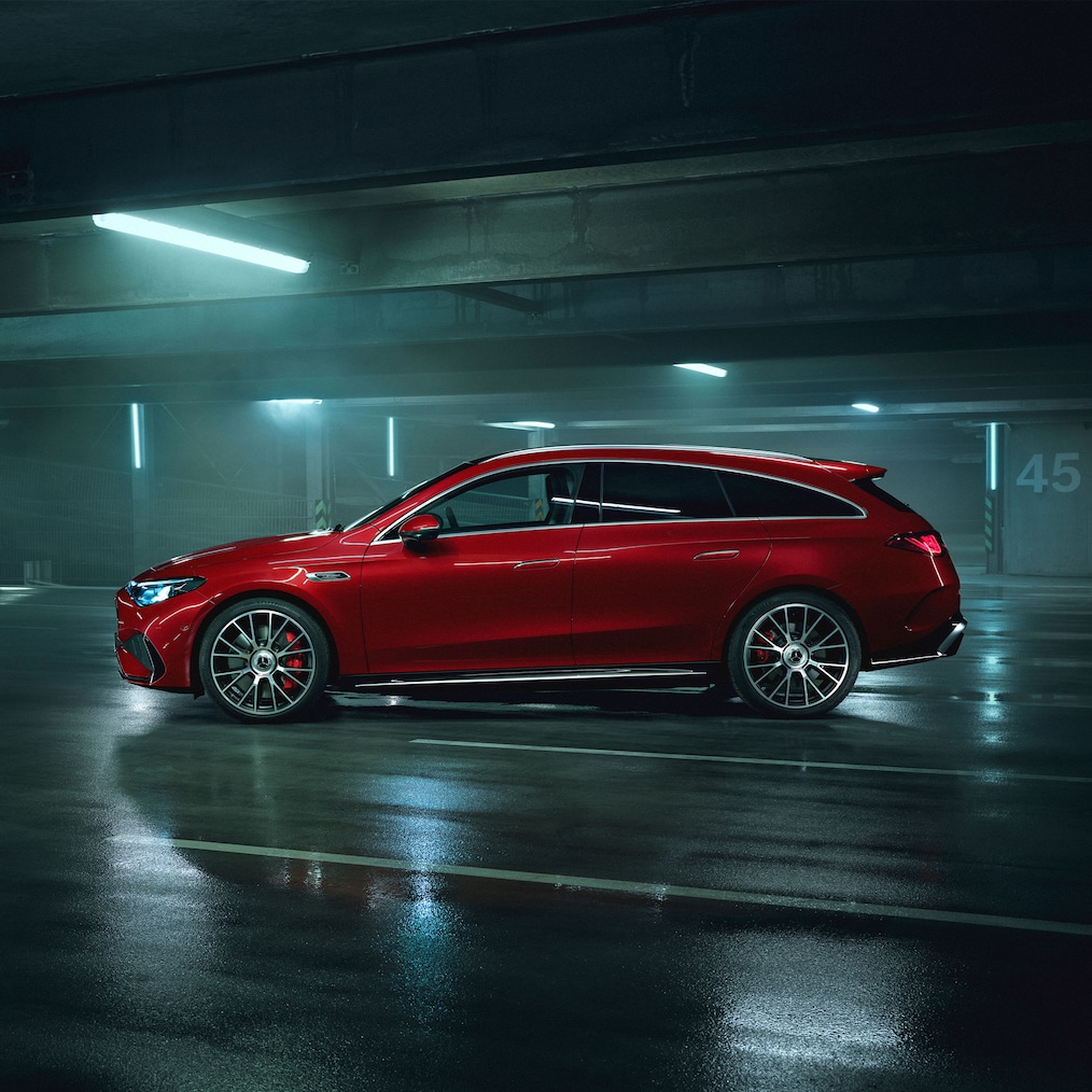 Den helt nye elektriske Mercedes-AMG CLA 45 4MATIC+ Shooting Brake i MANUFAKTUR patagonienrød metallic.