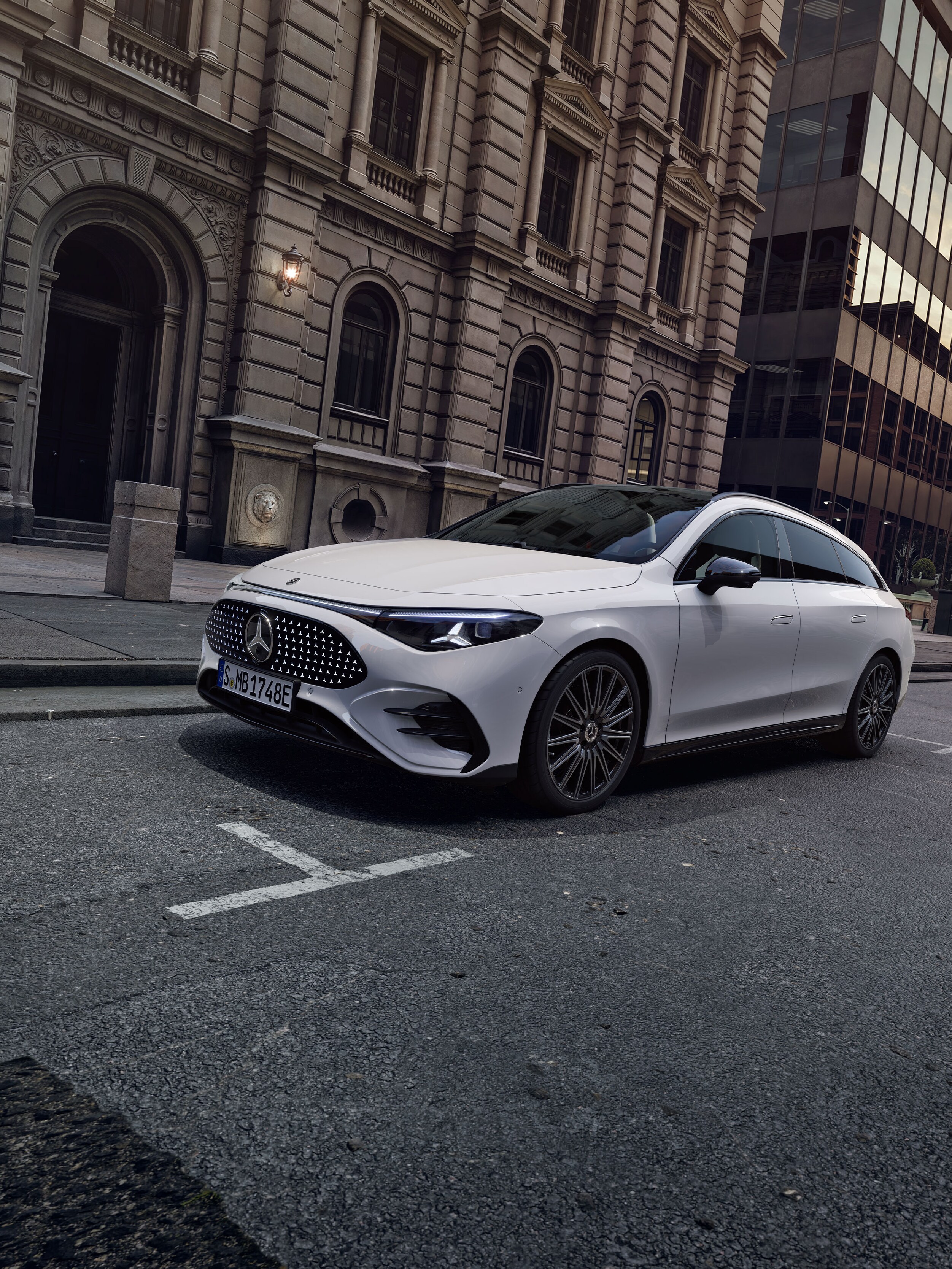 Hvid, fuldelektrisk CLA Shooting Brake with EQ Technology set skråt forfra