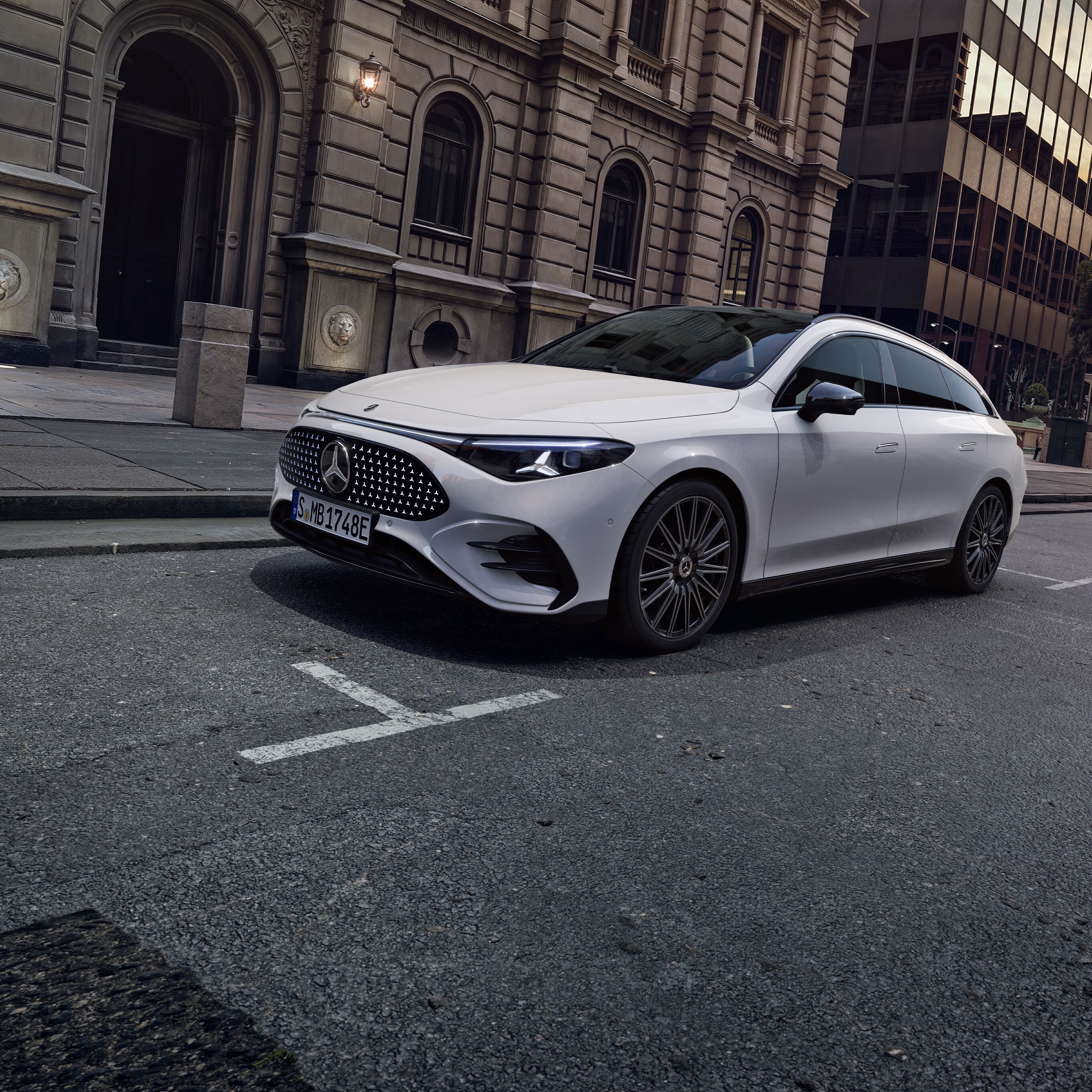 Hvid Mercedes-Benz CLA Shooting Brake with EQ Technology i gademiljø