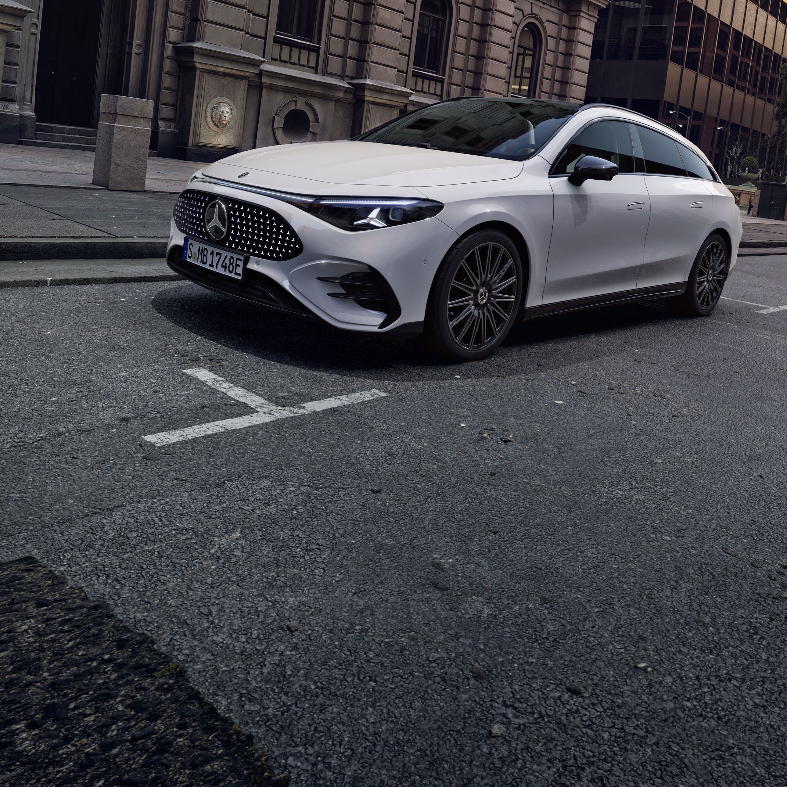 Den nye elektriske CLA Shooting Brake fra Mercedes-Benz parkeret ved kantsten