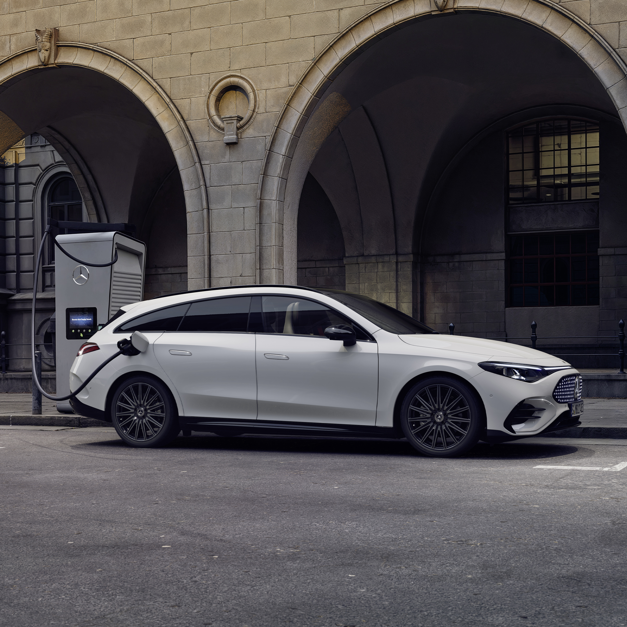 Elbiler | Mercedes-Benz Hvid CLA fra Mercedes-Benz oplader ved offentligt ladestander.