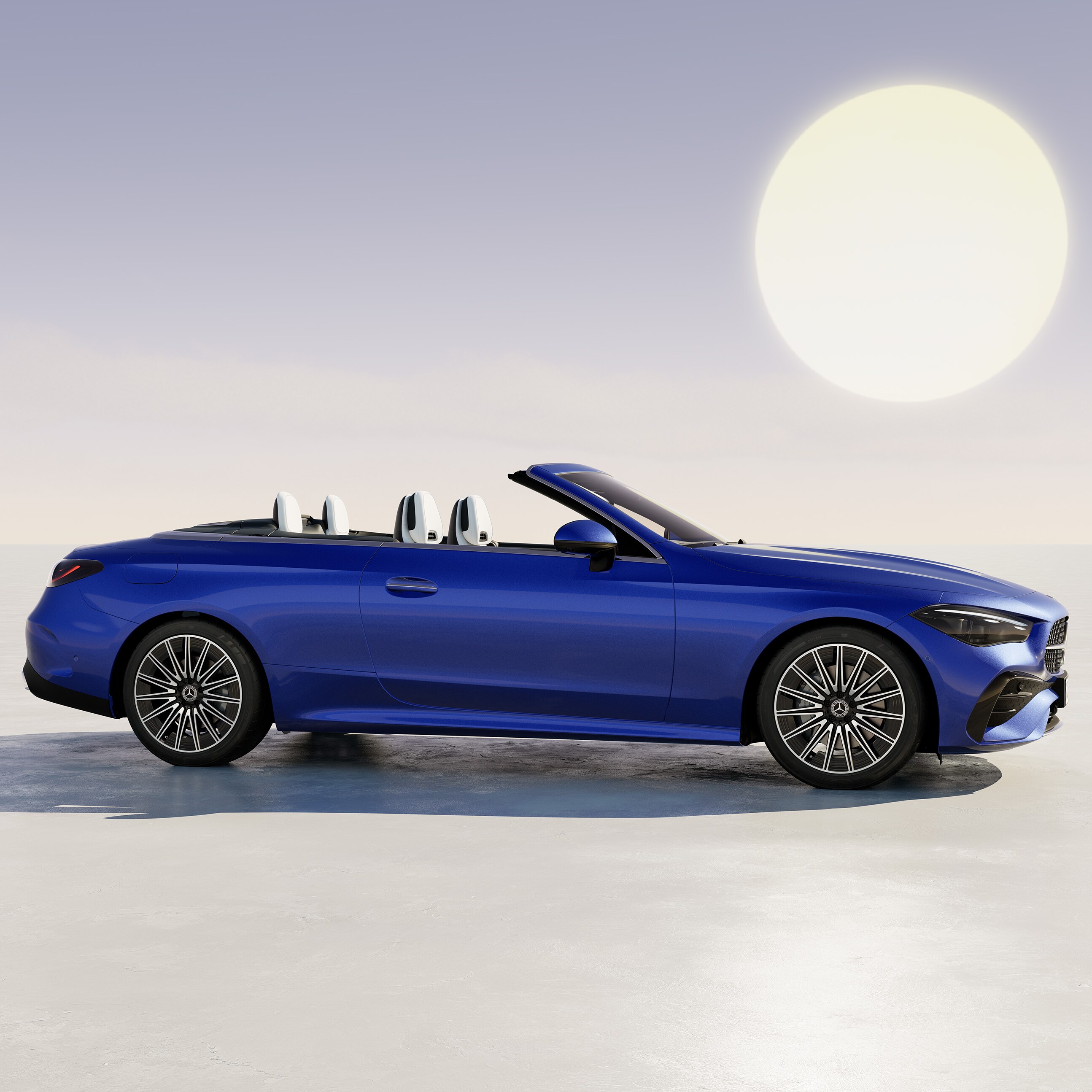 Blå Mercedes-Benz CLE Cabriolet med lavthængende sol over køleren