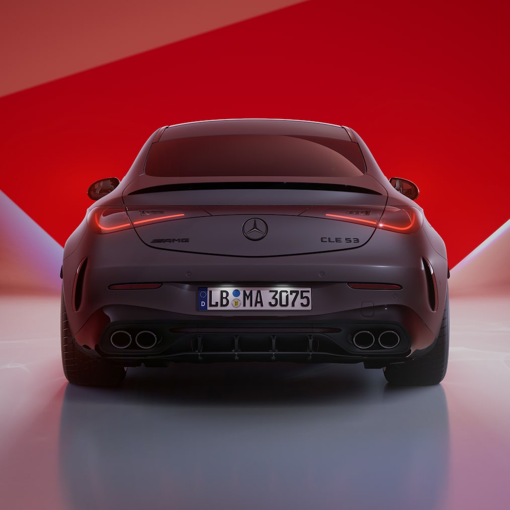 Mercedes-AMG CLE 53 4MATIC+ coupé set fra siden forfra (eller set bagfra).