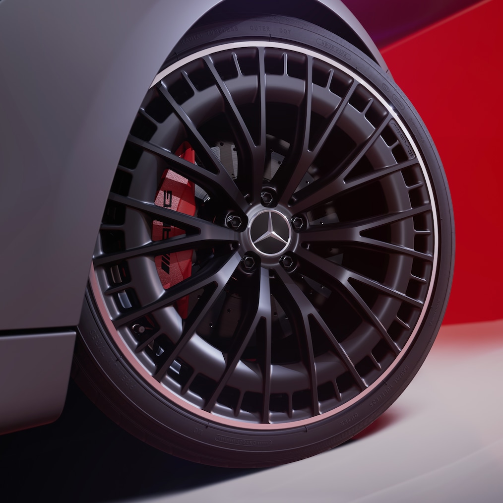 Nærbillede af en 50,8 cm (20") AMG letmetalfælg (RTM, RTN) eller smedefælg (RVQ, RVR, RVS).