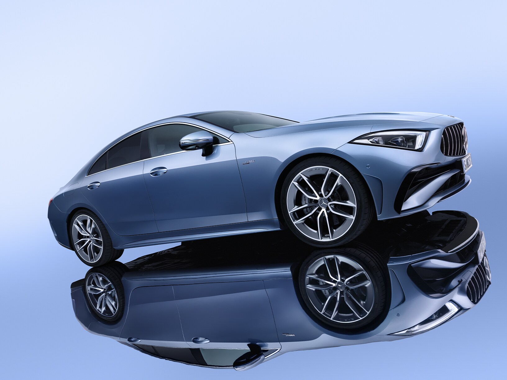 Mercedes-Benz CLS på et spejlunderlag.