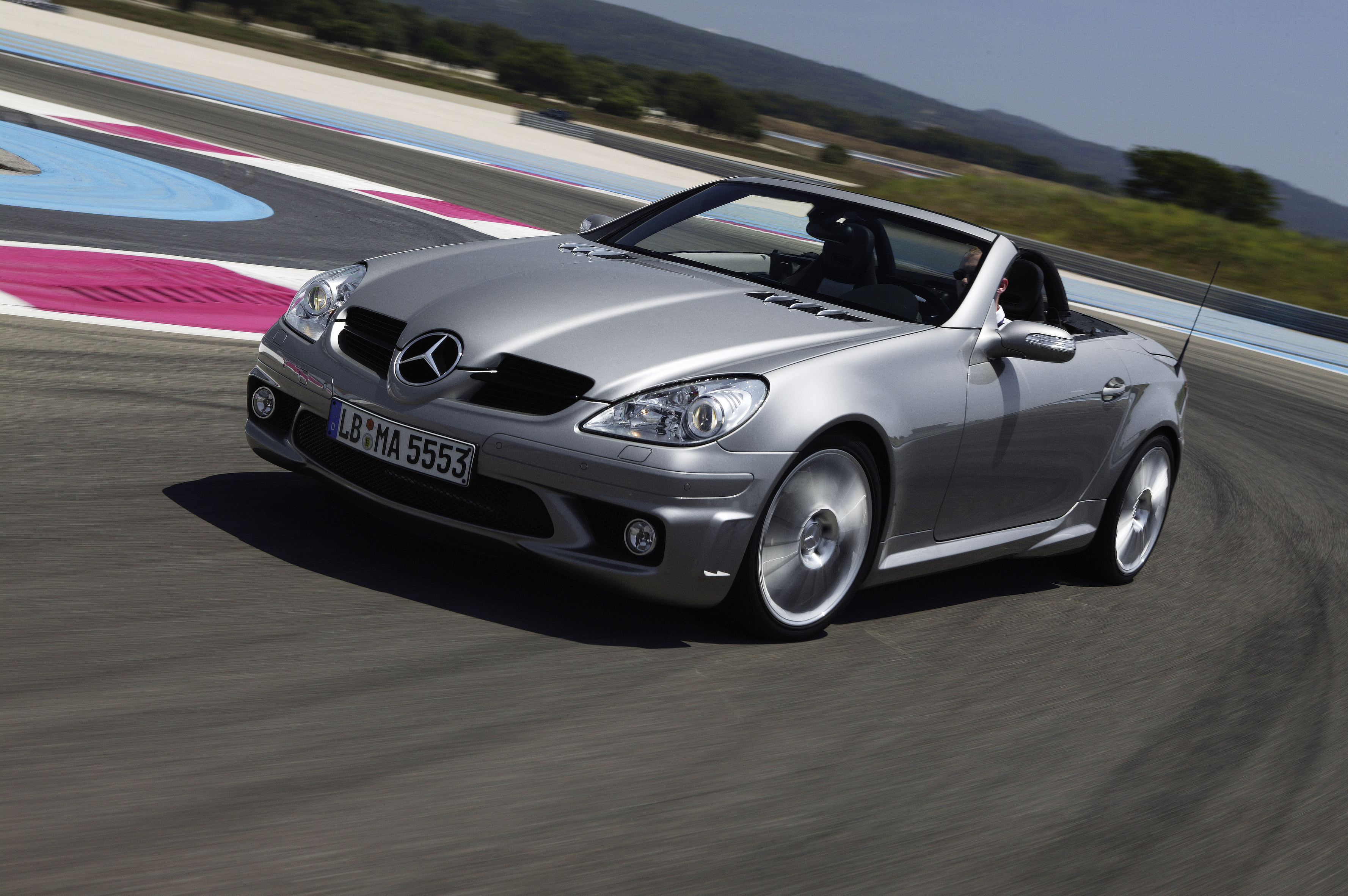 SLK | Udgået modeller | Mercedes-Benz En Mercedes-Benz SLK kørende på en racerbane.
