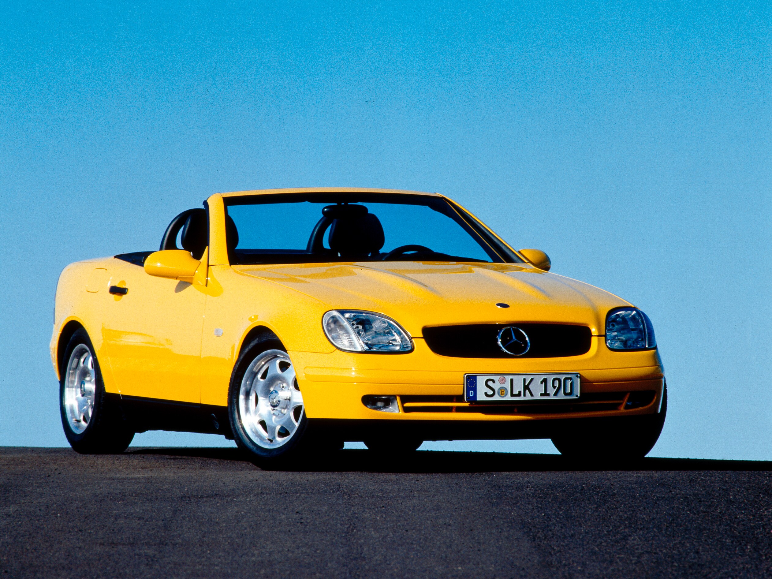 Gul Mercedes-Benz SLK første generation R 170 fra 1996.