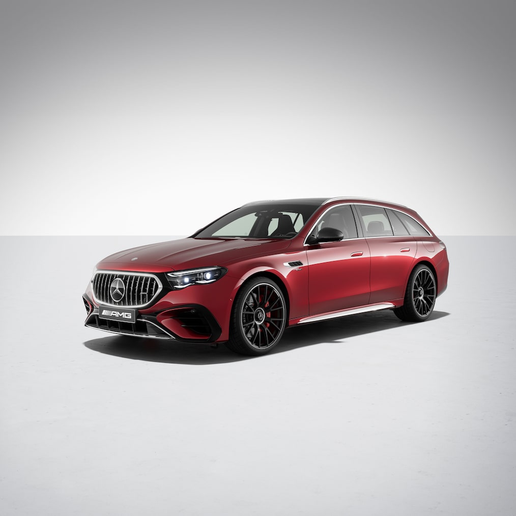 Mercedes-AMG E 53 HYBRID 4MATIC+ stationcar med AMG Nightpakke I & II set skråt forfra.