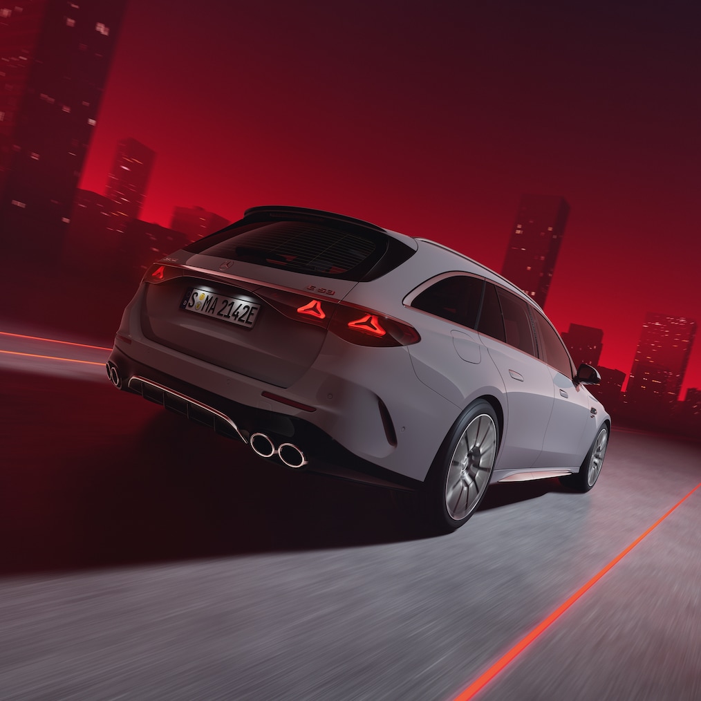 Nærbillede af et AMG hækskørt i sort med 2 runde dobbelte rørhaler i skinnende krom.